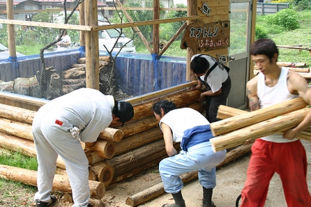 周囲の景観に溶け込む手作りの飼育小屋