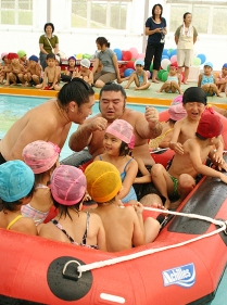 大きなおすもうさんと水遊びを楽しみました