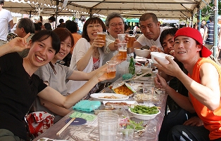 和気あいあいと楽しみながら地ビールを飲み比べました