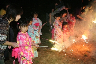 色とりどりの花火を親子で楽しんだ花火大会