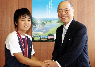 浅井市長に健闘を誓い握手を交わす宇津野さん（左）