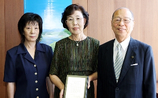 選定を浅井市長に報告した佐々木さん（中）と石川さん（左）