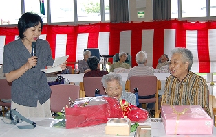 東京から駆けつけた美子さん（左）からのお祝いの言葉にうれしそうに聞き入る多賀さん（中）、右は奈美江さん