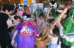 都会の子どもたちにも、もちつきは大人気（昨年9月、埼玉県で）