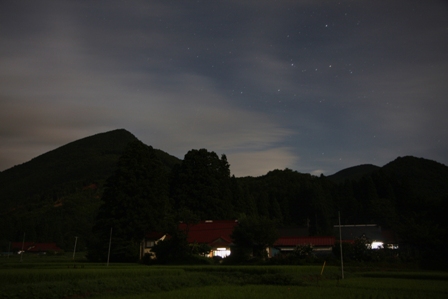 地震から2カ月目の8月14日。避難勧告が解除され、自宅でお盆の夜を過ごす家々（市野々原地内）