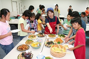 バイキング方式の夕食会で吉川市の皆さんと交流