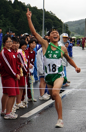 右手を高々と上げ、優勝のゴールに駆け込む室根中のアンカー