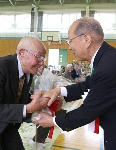 川崎地域敬老会で当祝者と握手を交わす浅井市長