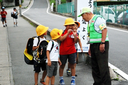 すっかり顔なじみの隊員と子どもたち。捕まえたトンボを自慢します