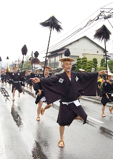 雨雲を払うようなほら貝が響く中行われた金沢八幡神社大名行列