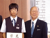 東北優勝を報告し、浅井市長から祝福を受けた鈴木美菜子さん(左)