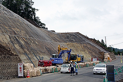 崩落した土砂の撤去とがけの掘削により2カ月半ぶりに通行止めが解除された下真坂地内の国道342号