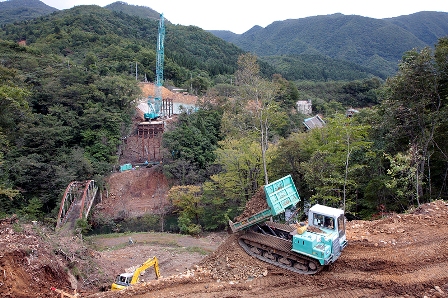 降雪期前の完成を目指して県が急ピッチで整備を進めている、国道３４２号祭畤地区への仮橋