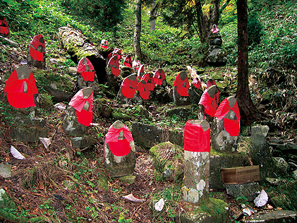 室根神社西側の杉林の下に安置されている石造三十三観音像