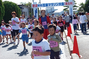 心地よい風に乗ってスタートを切った２キロの部の選手たち