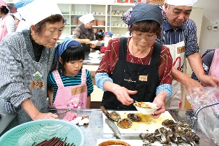 モクズガニの甲羅に濃厚なうま味のみそが詰まっています