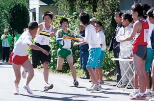 思いを込めてタスキをつなぐ各チームの選手たち