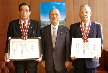 防犯栄誉銀章を受賞した小野寺武敏さん（右）と同銅章を受賞した菅原立巳さん（左）