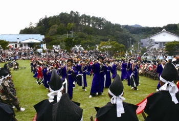 よさこい７団体による出陣祝賀の舞