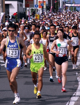 スタートの号砲で一斉に走り出した選手たち