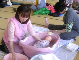 人形を使ってもく浴を実習