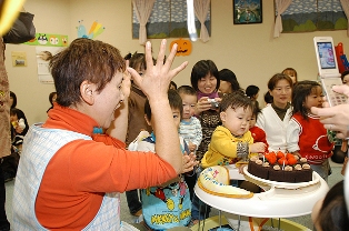 月に1回のお誕生会ではおもちゃのケーキをみんなで囲みます