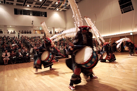 表彰を受けた大東高鹿踊部がアトラクションで勇壮な踊りを披露。会場から大きな拍手が送られました