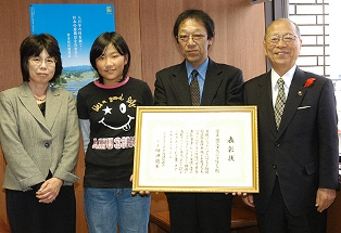 浅井市長に受賞報告した芳賀会長（右から二人目）、畠山さん（同三人目）、皆川教頭（左）