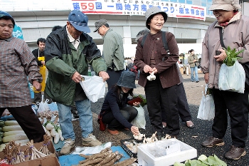 新鮮な農産物などを格安で販売するテントが立ち並び、訪れた人たちは品物を手に取り、生産者と顔を合わせながらの買い物を楽しみました