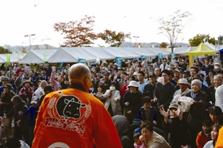 開会を祝うもちまき。秋晴れの下、にぎやかに祭りがスタートしました