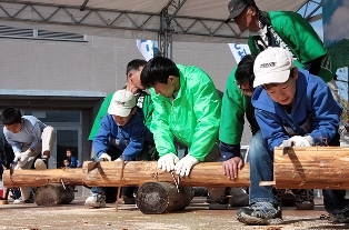 丸太切り大会。豪華賞品を目指し、のこぎりを引く手にも力が入りました