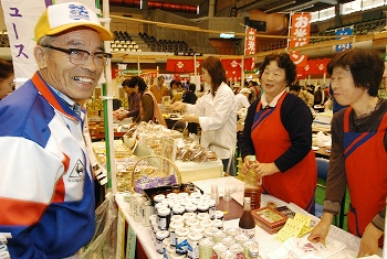 自慢の品々がずらりと並んだ販売コーナー。訪れた人たちは、試食やお店の人との会話も楽しみながら、買い物を楽しんでいました