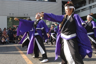 会場前の広場では、躍動感いっぱいのよさこいソーランなどが祭りを盛り上げました