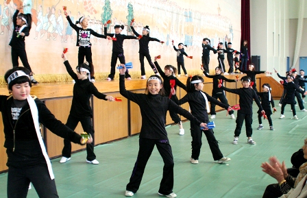 むろね産業文化祭で元気な踊りを披露した桜室連の皆さん