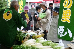地元農家の皆さんが販売する新鮮野菜が人気を集めました