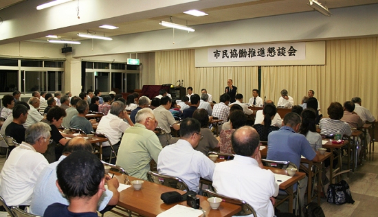 協働の必要性と重要性について共通認識を持ち、その在り方を一緒に考えていこうと6月から行われている市民協働推進懇談会。29カ所で実施済みで、あと1回の開催を予定しています。8月29日、千厩公民館で行われた懇談会には約80人の市民が参加し、活発な意見が交わされました。