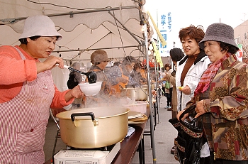 市街地に人を呼び込もうと11月9日、千厩町のまちの駅で行われた「自慢の鍋フェスタ」には、地元食材を使った9種類の鍋料理が勢ぞろい。来場者は熱々の品を食べ比べました