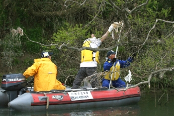 船を使っての北上川の清掃を続けている北上川サポート協会