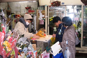 自閉症の子どもたちが商店街での買い物を体験する「えぇ町探検隊」