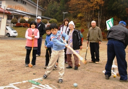 京津畑老人クラブ主催で11月16日行われたふれあいグラウンドゴルフ大会には子ども10人と保護者、会員合わせて約40人が参加。地域のお年寄りが「先生」となり、大切な“孫たち”と温かな交流が行われました