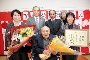 100歳を迎えた佐藤敬久さん