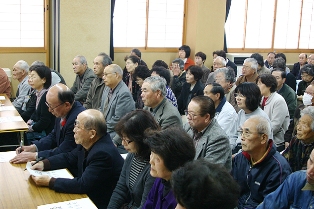 会場の松川公民館は参加者で満員。関心の高さがうかがえました