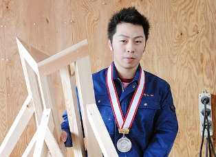 技能五輪全国大会建築大工部門で銀賞を受賞した小野寺剛さん