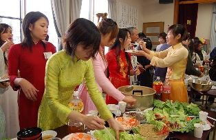 お国自慢の春巻きとスープを振る舞うベトナムの皆さん