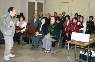 当時の思い出を話す元長坂村青年団員の鈴木豊さん（左）