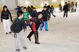 待ちに待った初滑りを楽しむ来場者