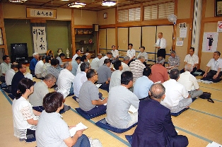 より魅力あるまちを目指しスタートした「市民協働のまちづくり」。市内30カ所での懇談会をはじめ各地域での講演会などの取り組みが進められました