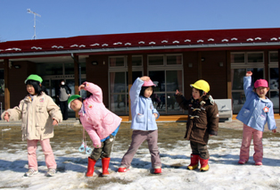 改築で広く、明るい園舎に生まれ変わった小梨保育園。ゼロ歳児からの保育も可能となりました