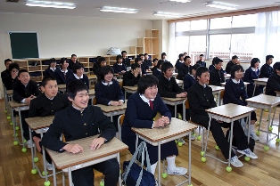 弥栄中・真滝中の統合により開校した一関東中学校。多様な学習に対応した明るく温かみのある校舎で、121人が新しい学校での生活をスタートしました