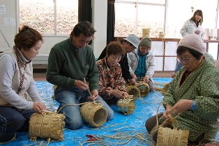 苦労しながらも立派な出来栄えの門松を完成させた参加者  